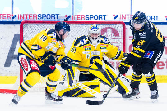 Södertäljes målvakt Alexander Sahlin agerar när