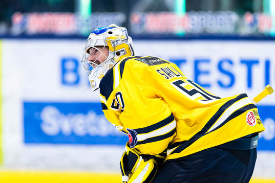 Södertäljes målvakt Alexander Sahlin reagerar