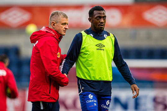 Lars Arne Nilsen, head coach of Aalesund, and Ben Kantie Karamoko of Aalesund ahead of the Eliteserien match between Aalesund and Kristiansund on October 4, 2020 in Ålesund.