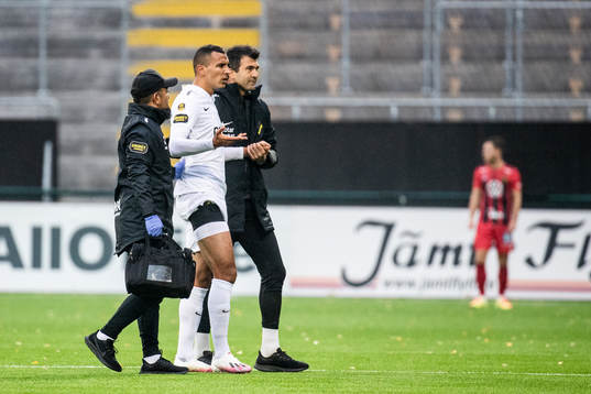 s Nabil Bahoui lämnar planen skadad under fotbollsmatchen i Allsvenskan mellan Östersund och AIK den 4 oktober 2020 i Östersund.