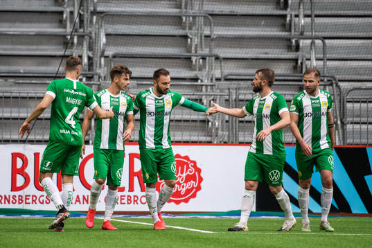 Hammarbys Muamer Tankovic jublar med lagkamrater efter 1-0