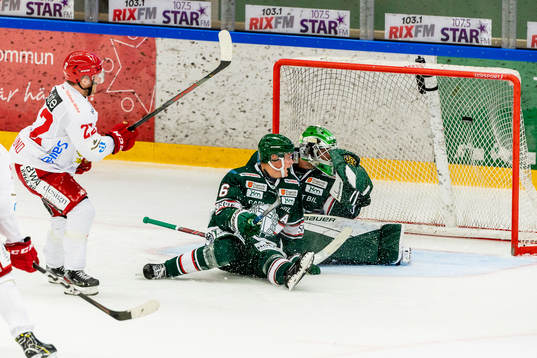 Almtunas Emil Berglund gör mål 4-3 bakom Tingsryds