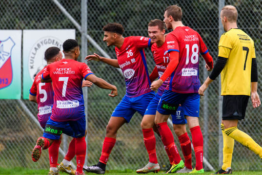 Höganäs Hugo Bogren jublar med lagkamraterna efter han gjort 1-1