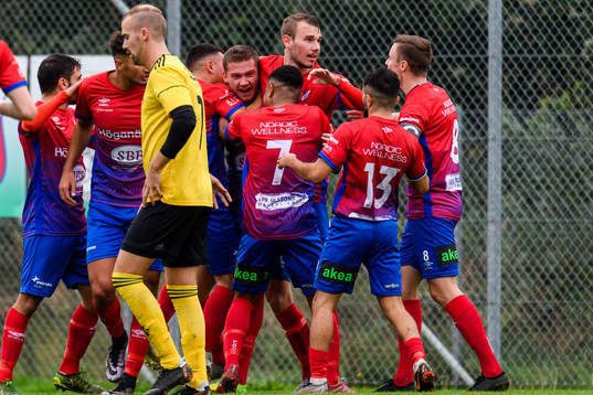 Höganäs Hugo Bogren jublar med lagkamraterna efter han gjort 1-1