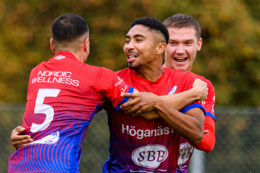 Höganäs Michael Babie jublar med Hugo Bogren och Berkman Micoogullari efter han gjort 3-2