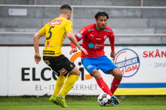 Mjällbys Kadir Hodzic och Helsingborgs Joseph Ceesay