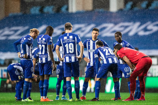 IFK Göteborg spelare samlas i en ring
