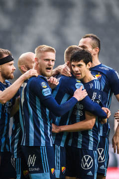 Djurgårdens Kalle Holmberg jublar med Jesper Nyholm och lagkamrater efter 1-1