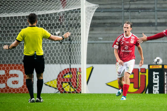 Kalmars Isak Magnusson reagerar mot Domare Bojan Pandzic