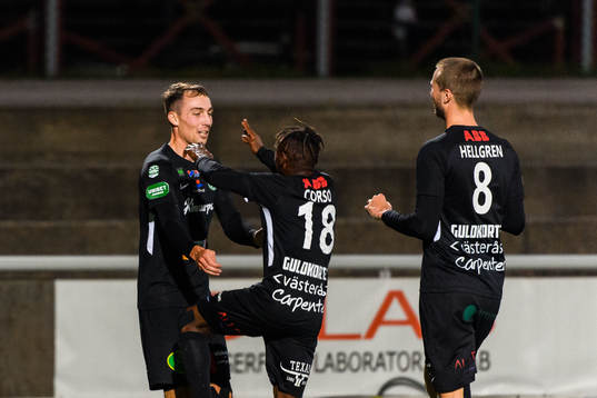 Västerås Filip Tronet jublar med lagkamrater