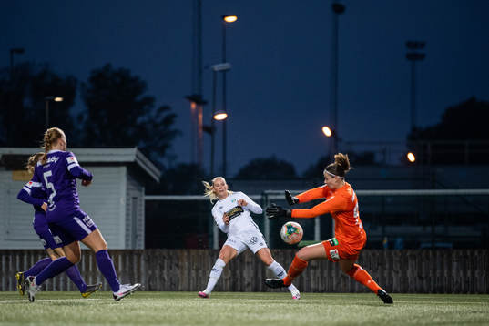 Göteborgs Stina Blackstenius och Jitex målvakt Anna