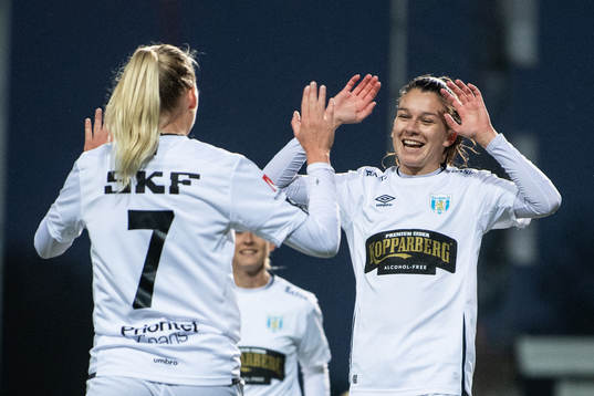 Göteborgs Anna Julia Csiki (h) jublar med Stina