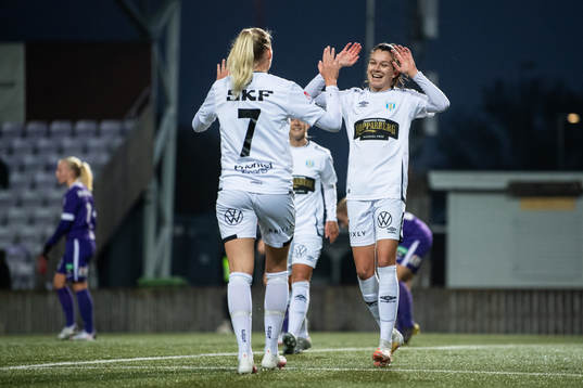 Göteborgs Anna Julia Csiki (h) jublar med Stina