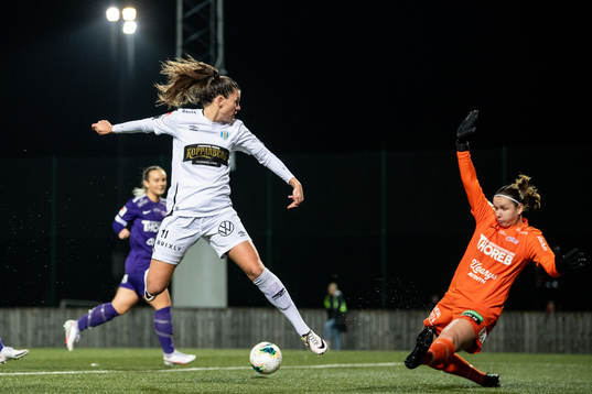 Göteborgs Pauline Hammarlund och Jitex målvakt Anna