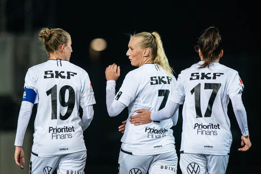 Göteborgs Stina Blackstenius (m) jublar med Emma Berglund