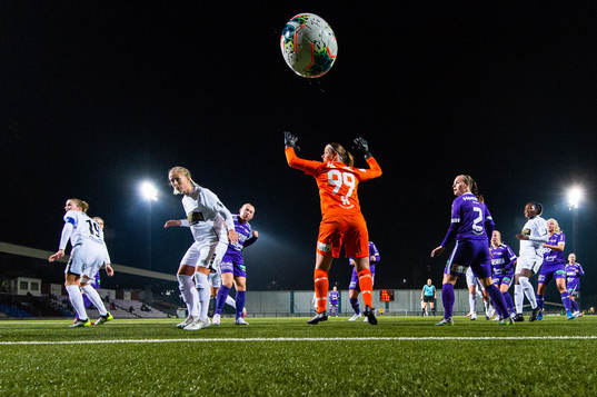 Göteborgs Stina Blackstenius gör 0-7 bakom Jitex målvakt