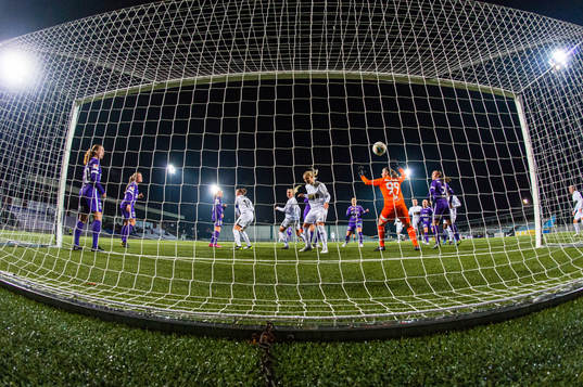 Göteborgs Stina Blackstenius gör 0-7 bakom Jitex målvakt