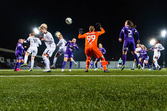 Göteborgs Stina Blackstenius gör 0-7 bakom Jitex målvakt