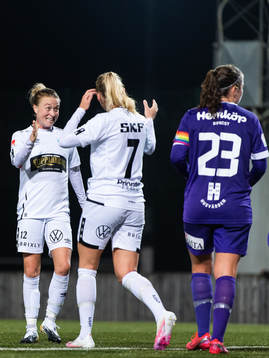 Göteborgs Emily Sonnett jublar med Stina Blackstenius efter 0-6