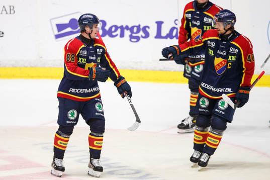 Djurgårdens Alexander Holtz jublar med Jacob Josefson