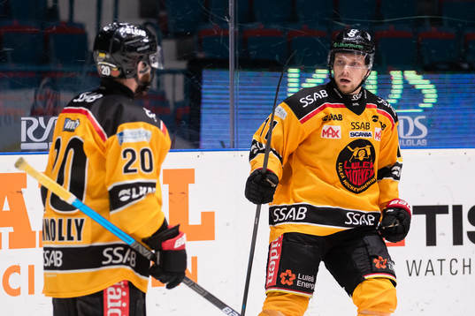 Luleås Petter Emanuelsson jublar med Jack Connolly
