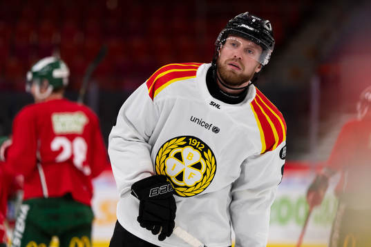 Brynäs John Nyberg innan ishockeymatchen i SHL mellan