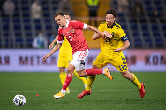 Denis Cheryshev of Russia and Gustav Svensson of Sweden