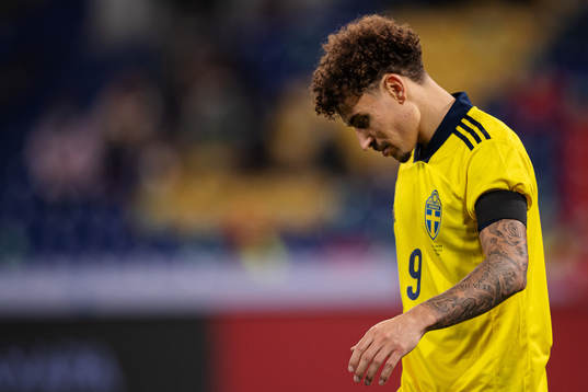 Jordan Larsson of Sweden wearing a mourning band for the deceased former Swedish FA president Lars-Åke Lagrell