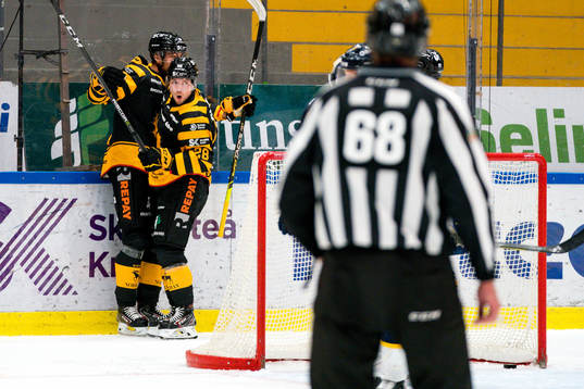 Skellefteås Jacob Olofsson och Jesper Frödén jublar