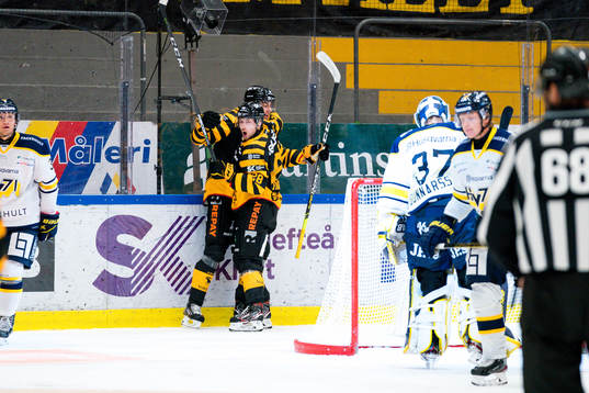 Skellefteås Jacob Olofsson och Jesper Frödén jublar
