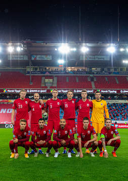 Norway's starting eleven pose for a team photo ahead of the UEFA Euro Qualifier play-off semi-final football match between Norway and Serbia on October 8, 2020 in Oslo. Top left: Erling Braut Haaland, Tore Reginiussen, Kristoffer Ajer, Sander Berge, Alexander Sørloth and goalkeeper Rune Almenning Jarstein. Front left: Martin Ødegaard, Omar Elabdellaoui, Haitam Aleesami, Markus Henriksen and Stefan Johansen.
