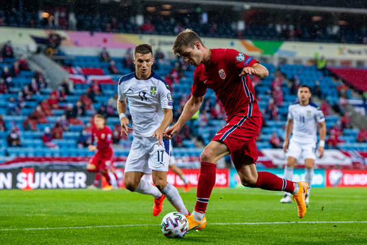 Darko Lazovic of Serbia and Alexander Sørloth of Norway