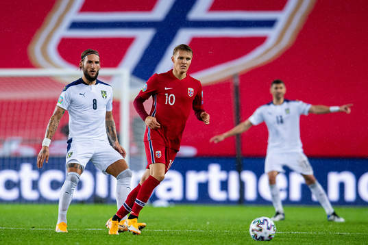 Nemanja Gudelj of Serbia and Martin Ødegaard of Norway