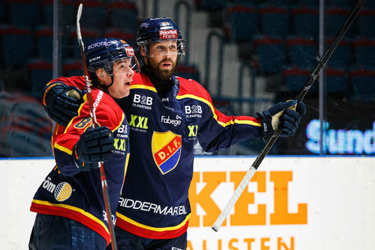 Djurgårdens Alexander Holtz och Dick Axelsson jublar