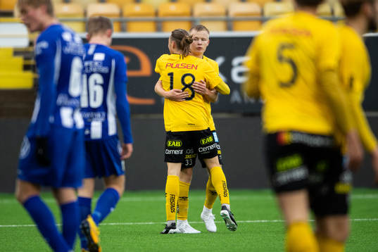 Elfsborgs Kevin Liimatainen gratuleras av Daniel Miljanovic efter 2-0