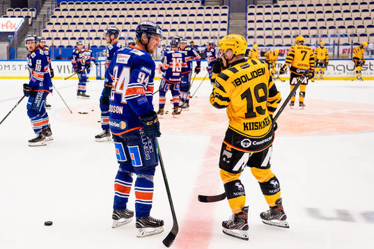 Växjös Joel Persson pratar med Skellefteås Tuomas