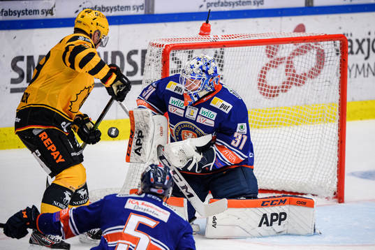 Skellefteås Tuomas Kiiskinen oroar framför Växjös