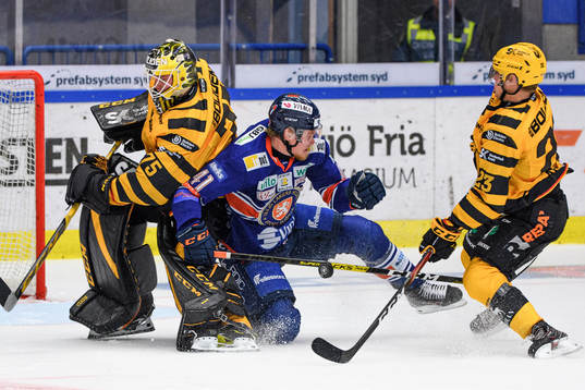 Växjös Ludvig Nilsson i en kamp mot Skellefteås målvakt