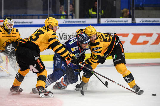 Skellefteås Jacob Andersson och Arvid Lundberg försvarar