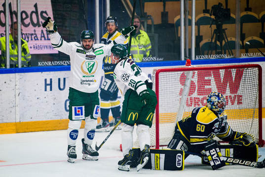 Färjestads Martin Johansson och Olle Lycksell  jublar