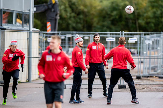 Örebros Ludvig Rensfeldt och lagkamrater värmer upp