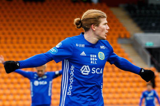 Sundsvalls Oliver Berg jublar efter 1-0