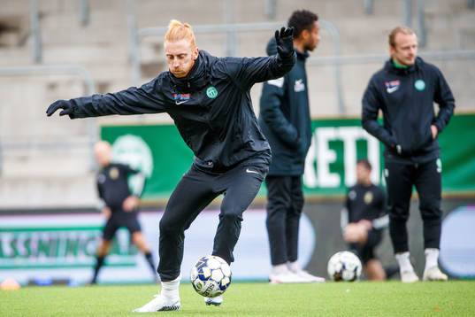 Västerås Calle Svensson innan fotbollsmatchen i