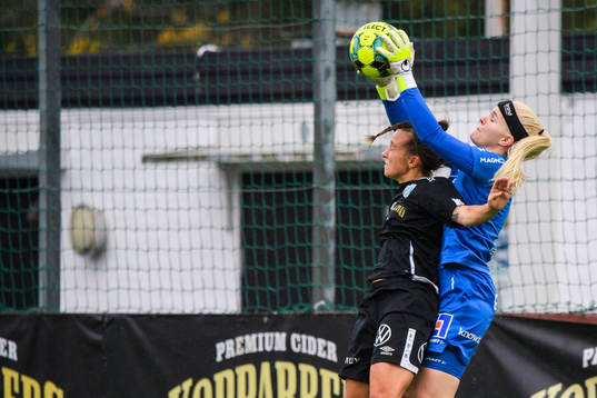 Göteborgs Julia Zigiotti Olme och Uppsalas målvakt Emma