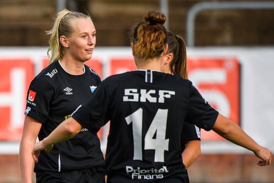 Göteborgs Stina Blackstenius jublar med lagkamrater efter 3-0
