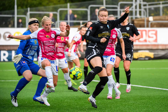 Uppsalas målvakt Emma Holmgren och Ida Strömblad mot