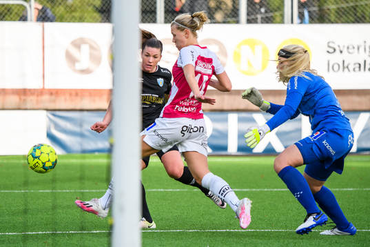 Göteborgs Pauline Hammarlund mot Uppsalas Sara Olai och