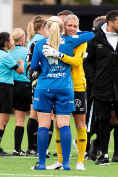 Uppsalas målvakt Emma Holmgren kramar om Göteborgs