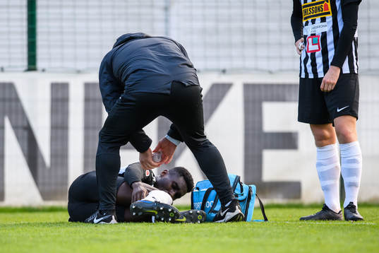 Landskronas Patrick Nwadike har ont och får vård