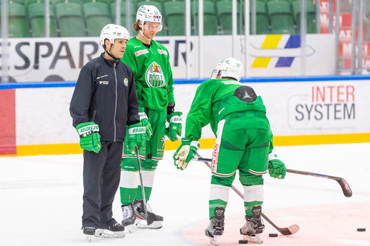 Assisterande tränare Cory Murphy i samtal med Moritz